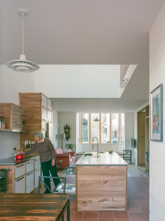 Woodbury House / Experimental Branch of Architecture-インテリア写真、キッチン、カウンタートップ、木材、照明、椅子、テーブル