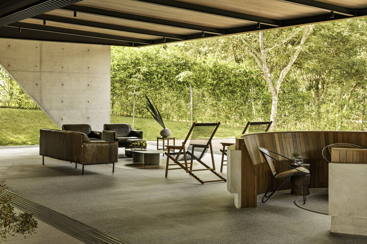 Galgo House / Tati Tavares + Alex Dalcin Arquitetura-インテリア写真、木材、椅子