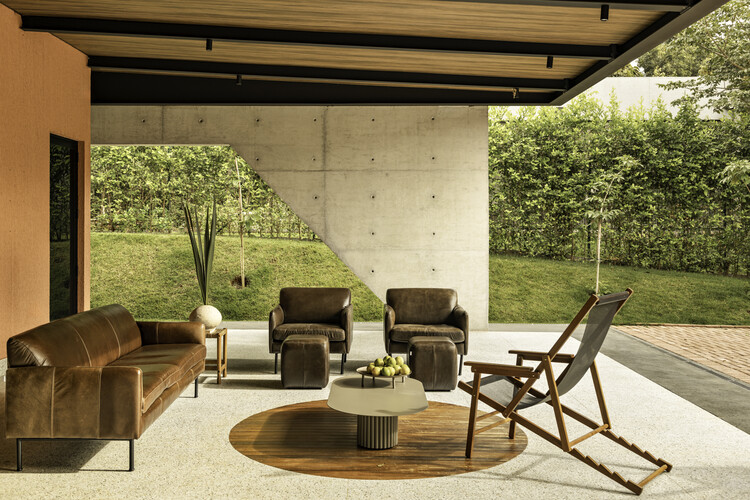 Galgo House / Tati Tavares + Alex Dalcin Arquitetura-インテリア写真、リビングルーム、木材、椅子
