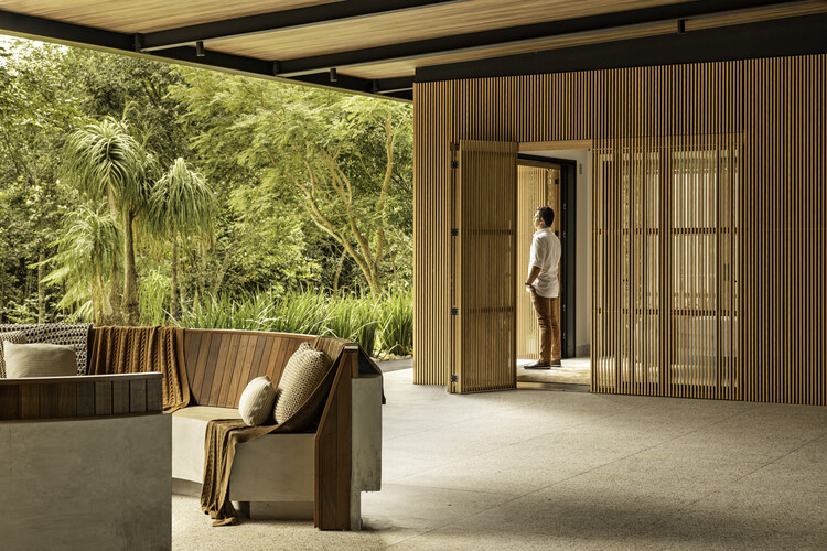 Galgo House / Tati Tavares + Alex Dalcin Arquitetura-インテリア写真、木材、デッキ