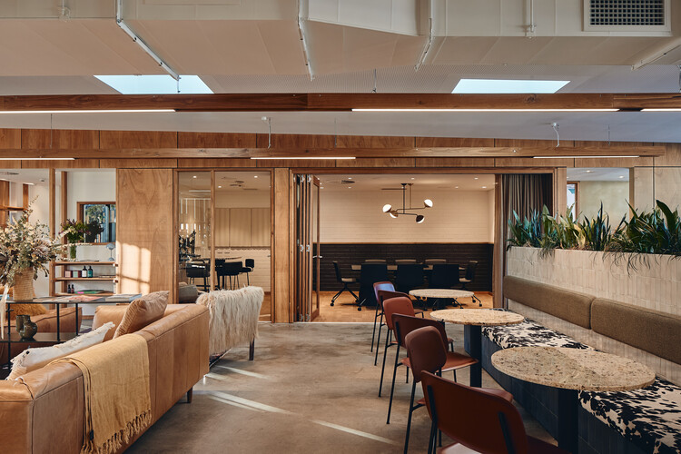 Vitality House + Works / Iredale Pedersen Hook Architects-インテリア写真、リビングルーム、木材、テーブル、椅子