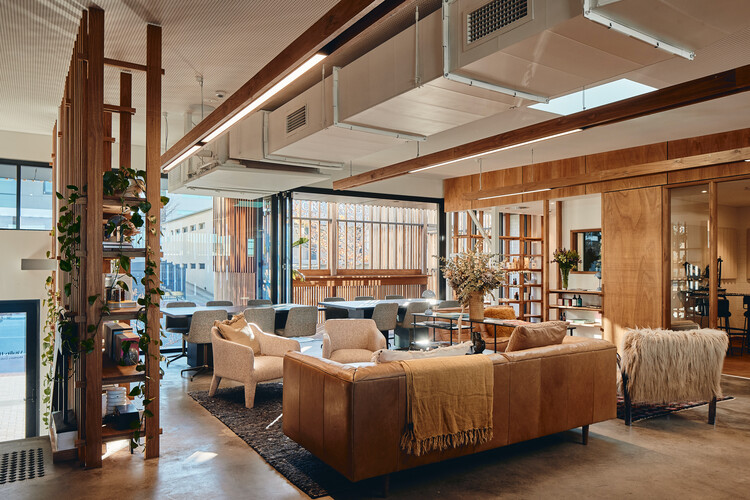 Vitality House + Works / Iredale Pedersen Hook Architects-インテリア写真、リビングルーム、木材、ソファ、照明、テーブル、椅子