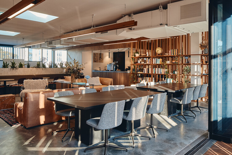 Vitality House + Works / Iredale Pedersen Hook Architects-インテリア写真、ダイニングルーム、テーブル、椅子、照明
