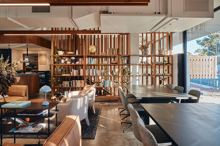 Vitality House + Works / Iredale Pedersen Hook Architects-インテリア写真、棚、木材、テーブル、椅子、照明