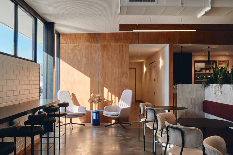Vitality House + Works / Iredale Pedersen Hook Architects-インテリア写真、ダイニングルーム、テーブル、木材、椅子