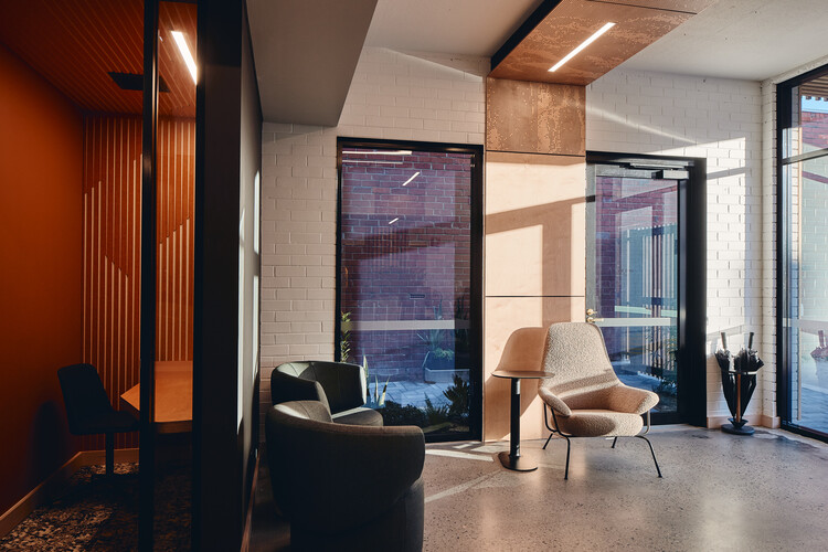 Vitality House + Works / Iredale Pedersen Hook Architects-インテリア写真、リビングルーム、木材、椅子、照明、ガラス