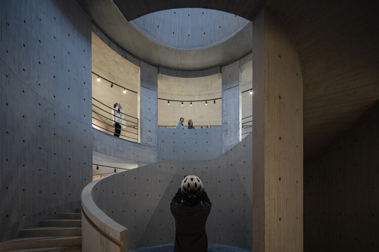Houhu Art Park / Wcy Regional Studioのストロースタックスペース - インテリア写真、コンクリート