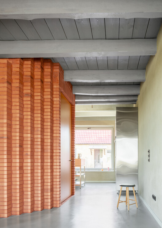 入植者の家の回心 / Kloepfel Zeimer Architekten-インテリア写真、木、レンガ、ビーム