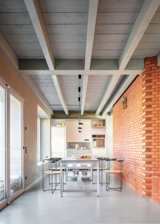 入植者の家の回心 / kloepfel Zeimer Architekten-インテリア写真、キッチン、木材、梁、椅子