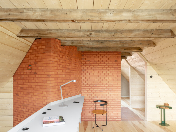 入植者の家の回心 / kloepfel Zeimer Architekten-インテリア写真、キッチン、木材