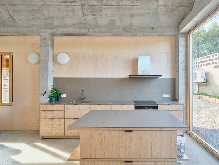 CASA CG / ALVENTOSA MORELL ARQUITECTES-インテリア写真、キッチン、木材、カウンタートップ、シンク