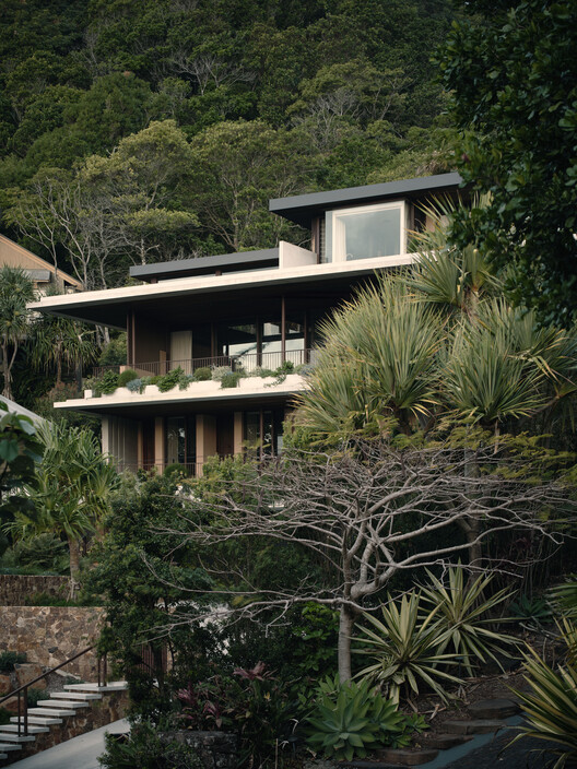 Brahminy House / HGA.Studio-外観写真、バルコニー
