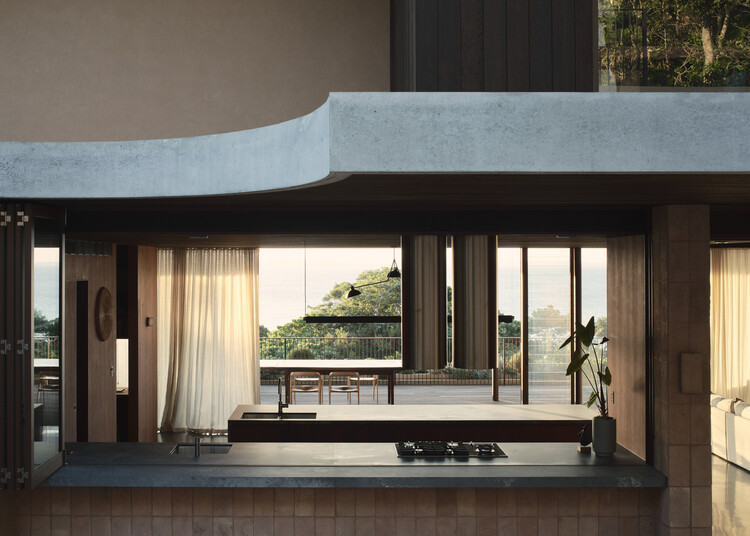 Brahminy House / HGA.Studio-インテリア写真、キッチン、木