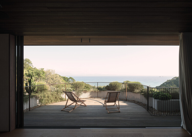 Brahminy House / HGA.Studio-外観写真、バルコニー、デッキ