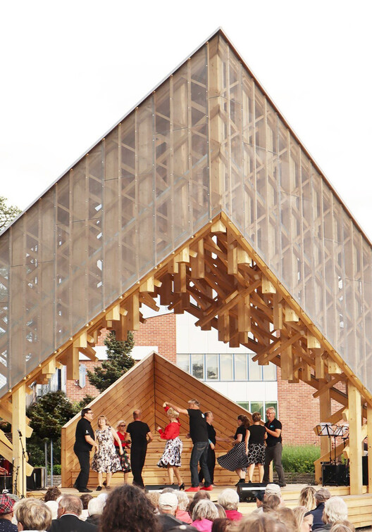 「Kide」アウトドアステージ / Aalto University Woodプログラム - 外装写真、木材、ビーム