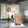 「リサイクル！」デンマークの建築センターでの展示会は、物質的な再利用への創造的なアプローチを探ります