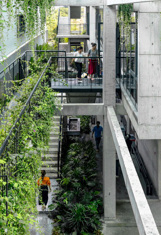 テキスタイルファクトリーオフィス / Ho Khue Architects -Exterior Photography、Balcony