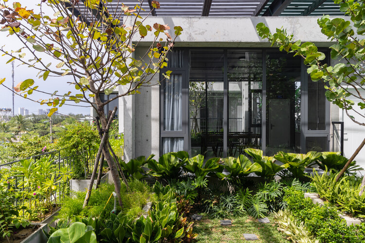 テキスタイルファクトリーオフィス / Ho Khue Architects -Exterior Photography、Garden、Balcony