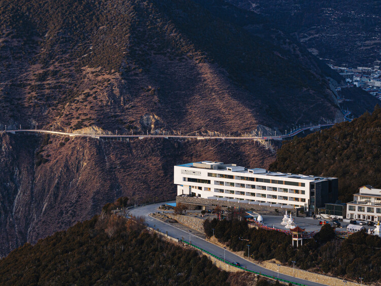 Poodom Deqin Meri Hotel / Buzz /BüroZiyuZhuang-外観写真撮影