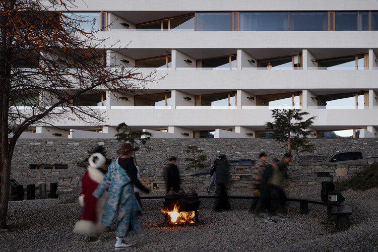 Poodom Deqin Meri Hotel / Buzz /BüroZiyuZhuang-外観写真撮影