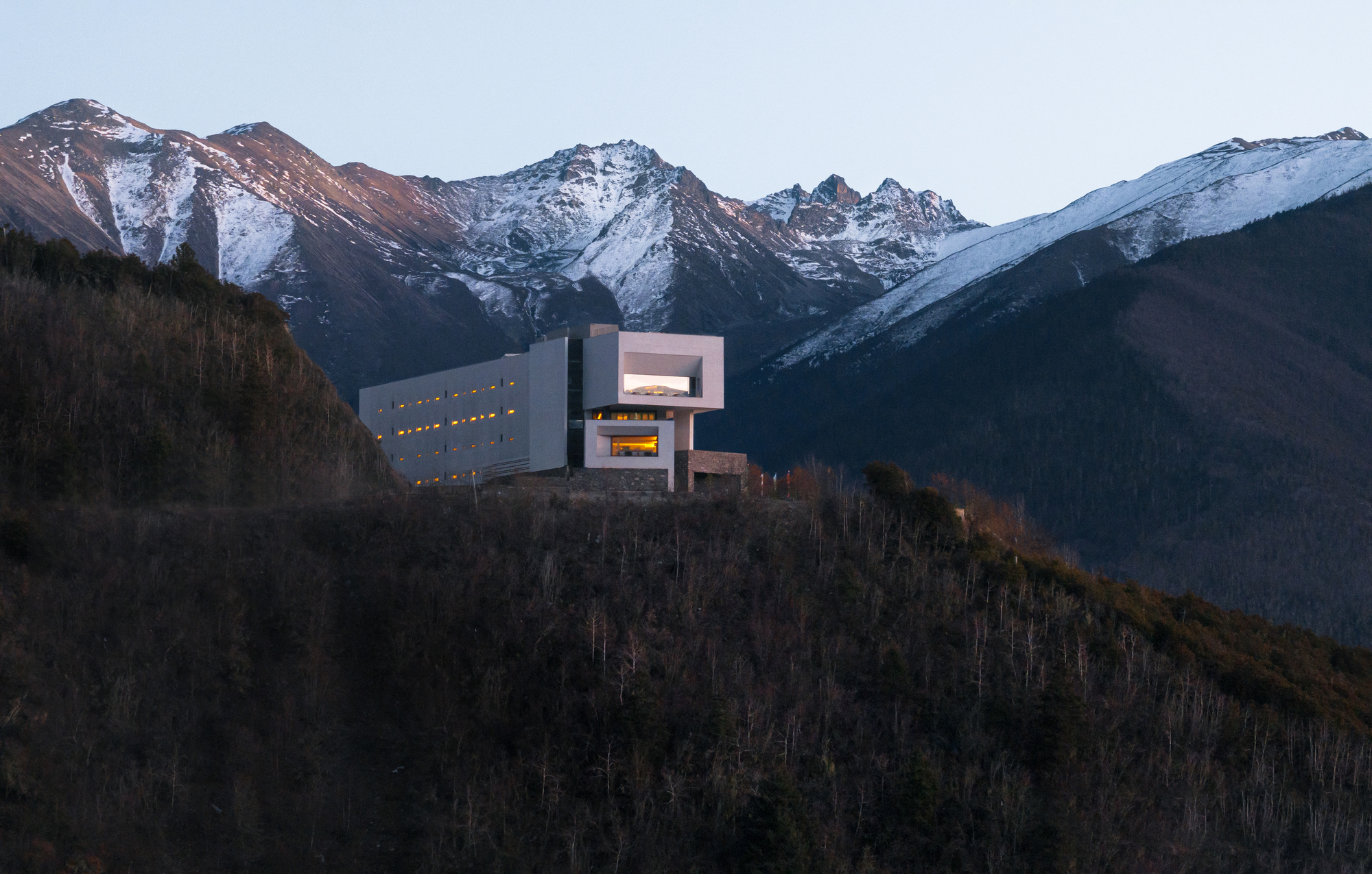 Poodom Deqin Meri Hotel / Buzz /BüroZiyuZhuang