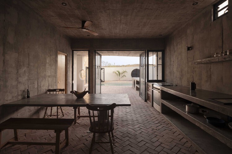 Casa La Paz / Ludwig Godefroy Architecture-インテリア写真、コンクリート、椅子