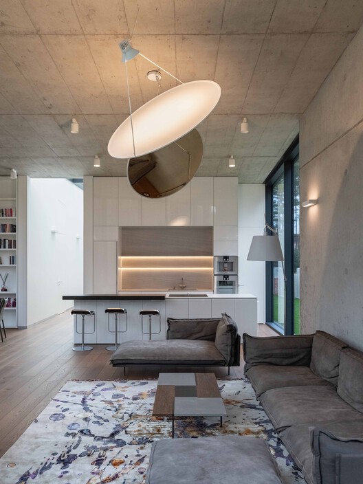 Vilnius / Architectural Bureau g.natkevicius＆Partnersのレジデンス - インテリア写真、リビングルーム、椅子、照明、テーブル