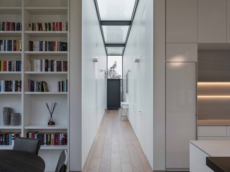 Vilnius / Architectural Bureau g.natkevicius＆Partnersのレジデンス - インテリア写真、クローゼット、木材、照明、ガラス、棚