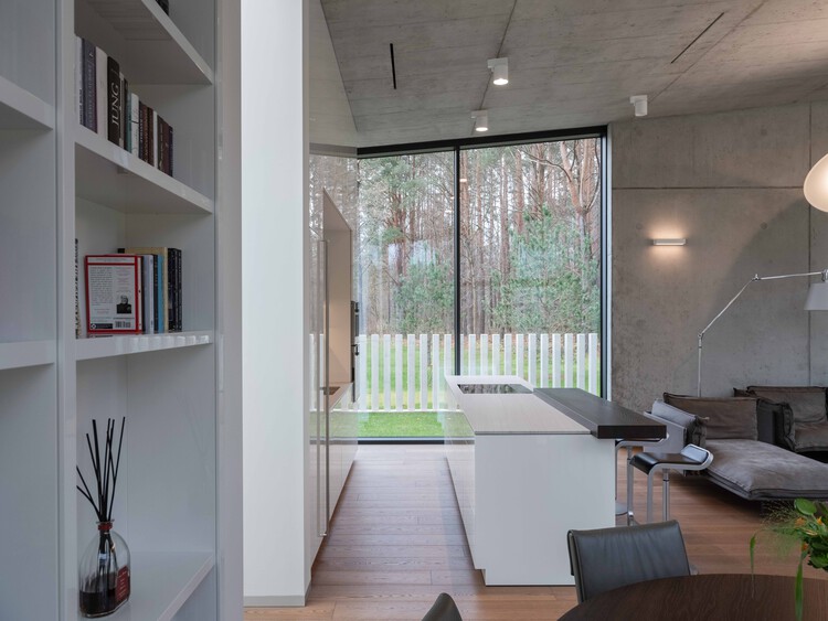 Vilnius / Architectural Bureau g.natkevicius＆Partnersのレジデンス - インテリア写真、キッチン、木材、椅子、カウンタートップ