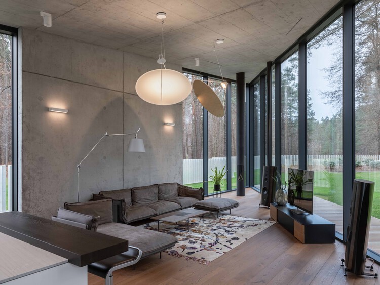 Vilnius / Architectural Bureau g.natkevicius＆Partnersのレジデンス - インテリア写真、リビングルーム、照明、椅子、ガラス