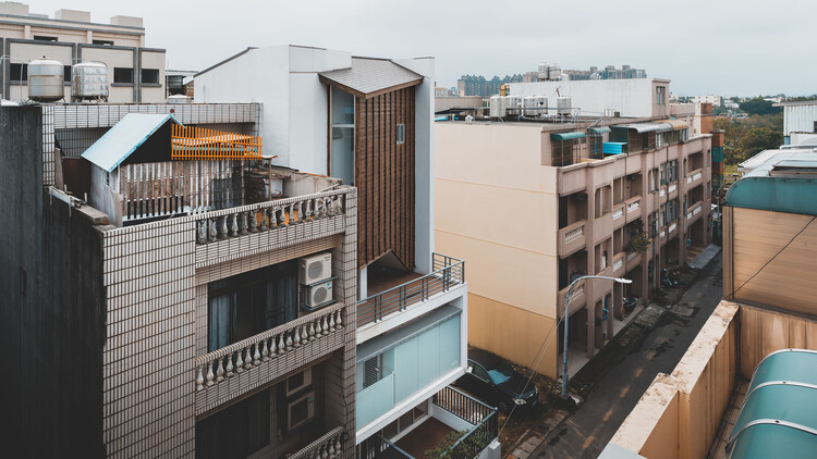   Zhongli Peng's Residence / Wen Architect-外観写真、バルコニー