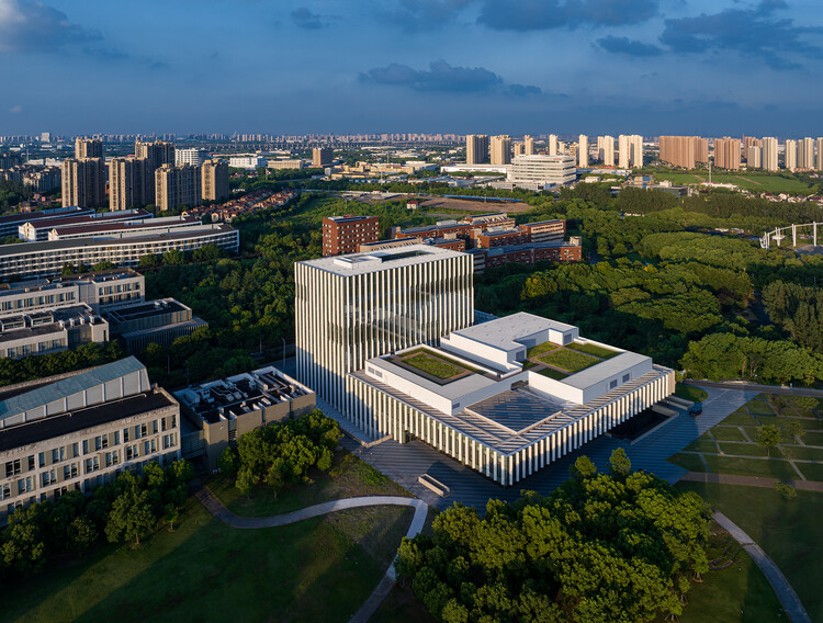 Yijia Tongji University / Tjad Atelier L+ -Exterior Photography