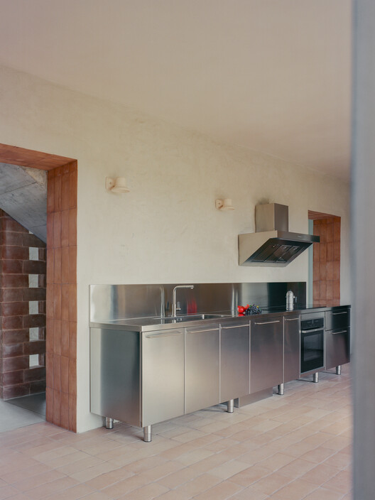 Ricupaglia Farmhouse / Presicci + Pantanella D'Ettorre Architetti-インテリア写真、キッチン、木材、カウンタートップ、シンク