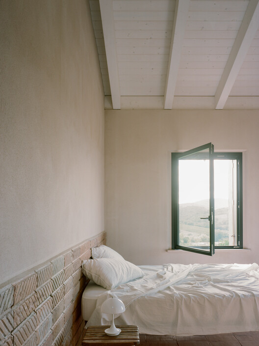 Ricupaglia Farmhouse / Presicci + Pantanella D'Ettorre Architetti-インテリア写真、ベッドルーム、ベッド