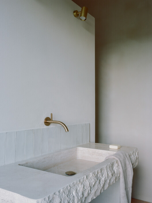 Ricupaglia Farmhouse / Presicci + Pantanella D'Ettorre Architetti-インテリア写真、バスルーム、シンク