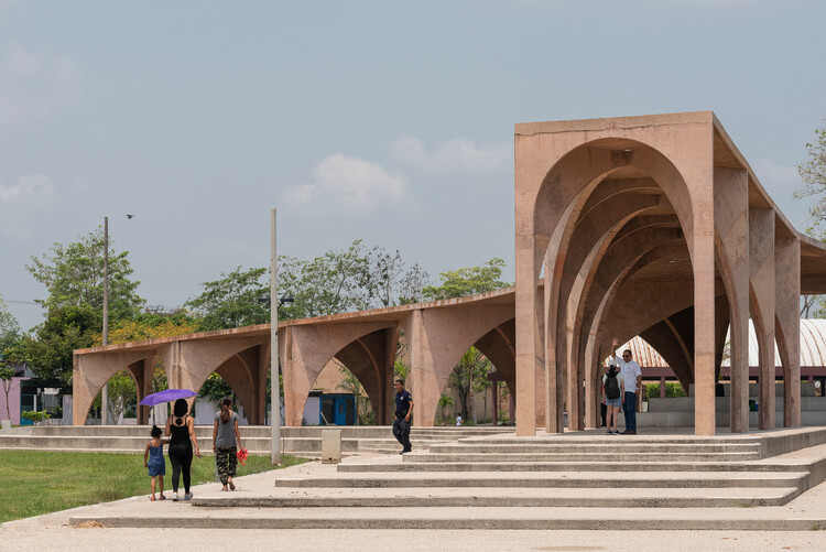 El Campestre Recreational Park Complex＆Community Development Center / CCA Centro deColaboraciónArquitectónica + BernardoQuinzaños-外装写真、アーチ、柱、コンクリート、アーケード