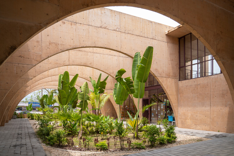 El Campestre Recreational Park Complex＆Community Development Center / CCA Centro deColaboraciónArquitectónica + BernardoQuinzaños-インテリア写真、アーケード