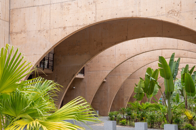 El Campestre Recreational Park Complex＆Community Development Center / CCA Centro deColaboraciónArquitectónica + BernardoQuinzaños-インテリア写真、階段、アーチ、コンクリート、アーケード、中庭、中庭、