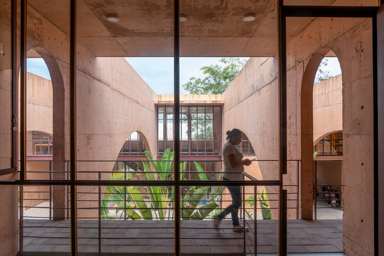 El Campestre Recreational Park Complex＆Community Development Center / CCA Centro deColaboraciónArquitectónica + BernardoQuinzaños-インテリア写真、アーチ、コンクリート、アーケード