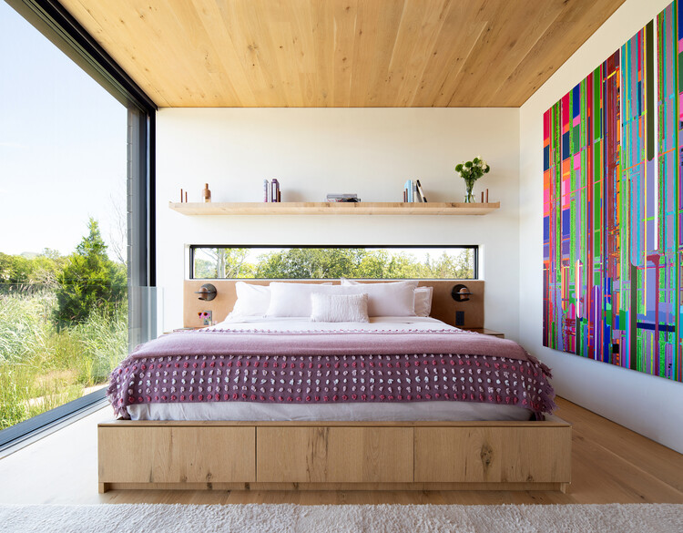 Morris Cove / Bates Masi + Architects-インテリア写真、ベッドルーム、ベッド、木材、照明