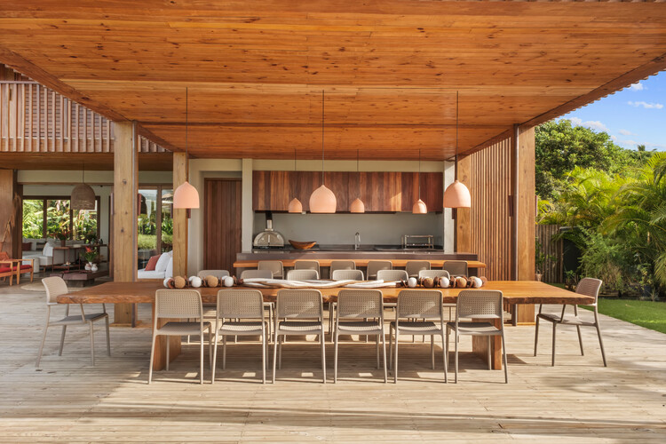 SAハウス / 73. Onze Arquitetura-インテリア写真、木材、テーブル、椅子、パティオ、デッキ