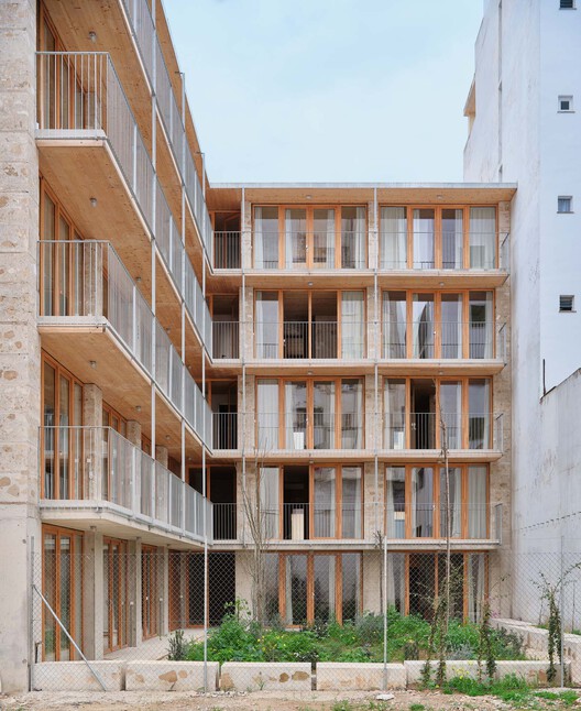 ソーシャルハウジングユニット2104 / harquitectes-外観写真、木材、バルコニー