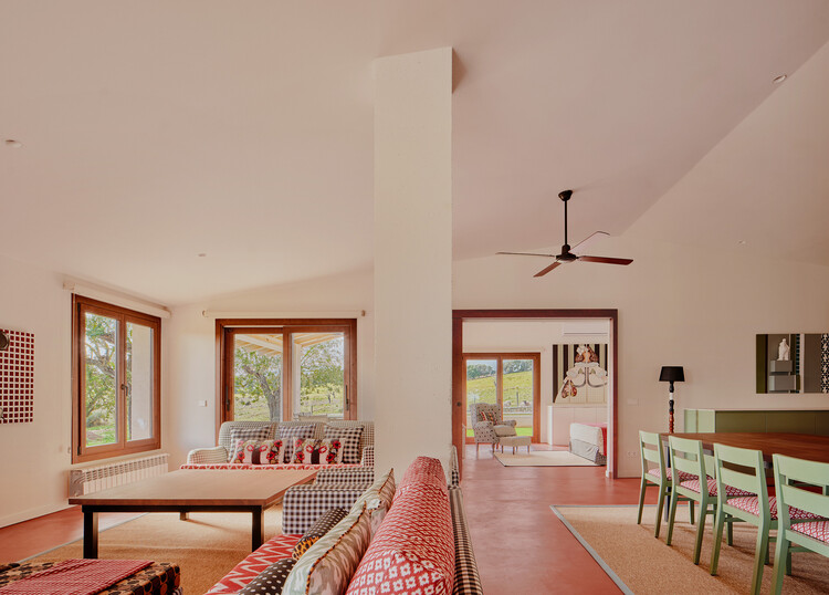 CAS SESTADORS / MIEL ARQUITECTOS-インテリア写真、リビングルーム、木材、ソファ、椅子
