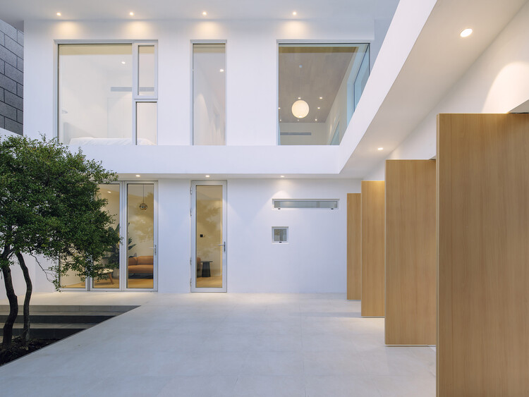 Qhouse / Yuanxiuwan Architect＆Associates-インテリア写真、木、ドア、ガラス、コンクリート