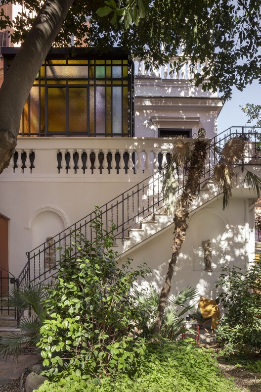 Villino Liberty Trastevere / Studiotamat-外観写真、階段、ドア、手すり、バルコニー