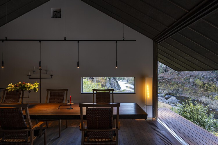 Fushi Auberge / Tezuka Architects-インテリア写真、ダイニングルーム、木材、照明、梁、椅子