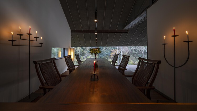 Fushi Auberge / Tezuka Architects-インテリア写真、ダイニングルーム、照明、テーブル、椅子、ガラス