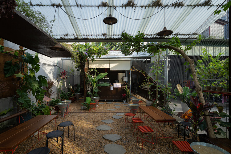 o植物ベースのThao Dien Cafe /xưởngxép-外観写真、中庭、椅子