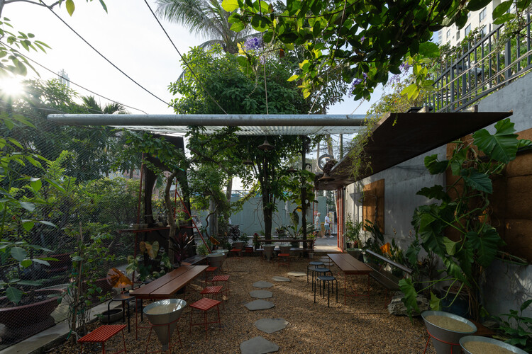 o植物ベースのThao Dien Cafe /xưởngxép-外観写真、椅子