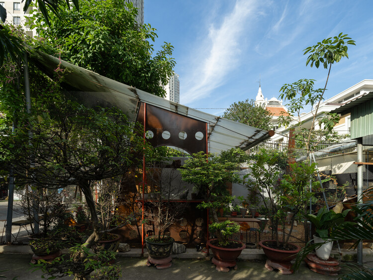 o植物ベースのThao Dien Cafe /XưởngXép-外観写真、中庭